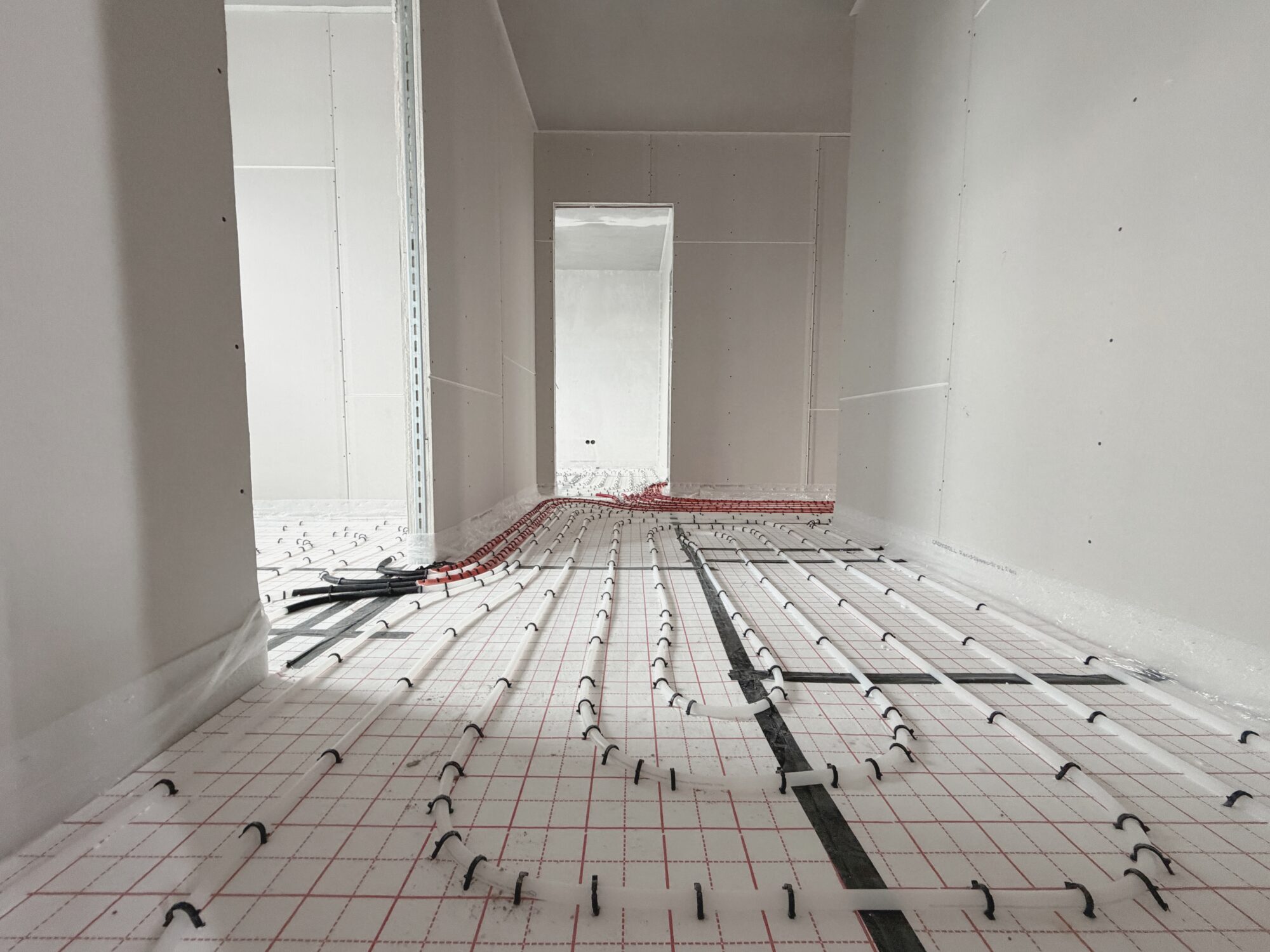 Aktuelles von der Baustelle: Fußbodenheizung, Wärmedämmung und Gerüstabbau